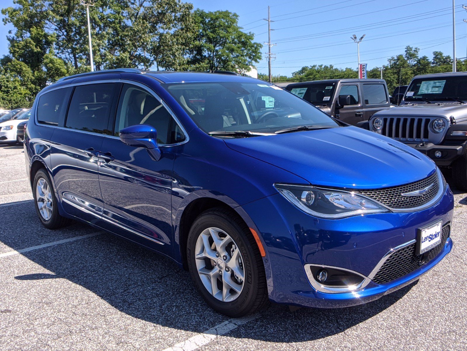 Chrysler pacifica touring l