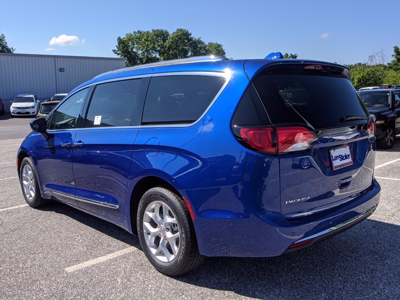 Chrysler pacifica touring l